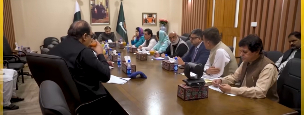وزیراعلیٰ بلوچستان کی جامعات میں اصلاحات کے لیے اہم اقدامات  وزیراعلیٰ بلوچستان میر سرفراز بگٹی سے صوبائی وزیر تعلیم راحیلہ حمید درانی کی سربراہی میں صوبے کی مختلف جامعات کے وائس چانسلرز نے ملاقات کی، جس میں تعلیمی اداروں کے مالی اور انتظامی معاملات پر تفصیلی تبادلہ خیال کیا گیا۔ اس ملاقات میں فیصلہ کیا گیا کہ جامعات میں اساتذہ کی تنخواہوں میں پائی جانے والی تفریق کو ختم کیا جائے گا اور تمام تعلیمی عملے کی تنخواہوں میں یکسانیت لائی جائے گی تاکہ نظام میں انصاف اور شفافیت کو فروغ دیا جا سکے۔  مزید برآں، غیر ضروری معاون اسٹاف کی بھرتیوں کی حوصلہ شکنی کی جائے گی اور ان بھرتیوں کو ختم کیا جائے گا تاکہ جامعات کا مالی بوجھ کم ہو اور وسائل کا درست استعمال ممکن ہو۔ وزیراعلیٰ نے اس موقع پر ہدایت کی کہ جامعات میں میرٹ اور شفافیت کو ہر قیمت پر یقینی بنایا جائے اور جدید دور کے تقاضوں سے ہم آہنگ نئے تعلیمی شعبوں کو فروغ دیا جائے تاکہ طلبہ کو عالمی معیار کے مطابق تعلیم و تربیت حاصل ہو۔  انہوں نے کہا کہ جامعات کی آمدنی بڑھانے کے لیے مؤثر اور عملی اقدامات کیے جائیں اور محض عمارتیں تعمیر کرنے کی بجائے تعلیمی معیار کو بہتر بنانے پر توجہ دی جائے کیونکہ اصل کامیابی مؤثر تدریسی نظام سے حاصل ہوتی ہے۔ وزیراعلیٰ نے نوجوانوں کی ہمہ جہت تربیت پر زور دیتے ہوئے کہا کہ جامعات میں غیر نصابی سرگرمیوں کو فروغ دیا جائے تاکہ طلبہ کی شخصیت سازی ہو اور وہ ریاست سے مضبوط تعلق قائم کریں۔  انہوں نے کہا کہ اساتذہ معاشرے کا اہم ستون ہیں اور ان کا کردار نہ صرف تعلیمی میدان میں بلکہ نوجوان نسل کی فکری اور اخلاقی رہنمائی میں بھی کلیدی ہے۔ ملاقات میں صوبائی وزیر تعلیم راحیلہ حمید درانی، چیف سیکریٹری بلوچستان شکیل قادر خان، سیکریٹری ہائر ایجوکیشن صالح بلوچ، وزیراعلیٰ کے پرنسپل سیکریٹری بابر خان، سیکریٹری خزانہ عمران زرکون اور مختلف جامعات کے وائس چانسلرز نے شرکت کی۔  Slug in english nd meta description in urdu